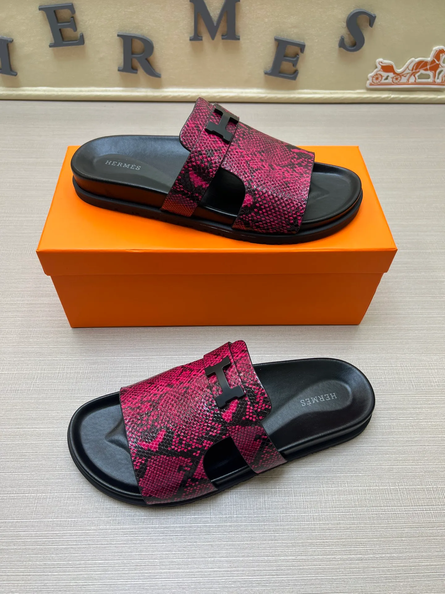 [H Family Hermès] P: 360💰 Size: 38-45 Hermes Men’s Kazimir Slippers - 2025 Summer New Hermès Same as the original version, with colored cowhide surface + rubber combined sole, handmade by master-level craftsmen! ❥High-end customization, exclusive products, the highest version in the industry.